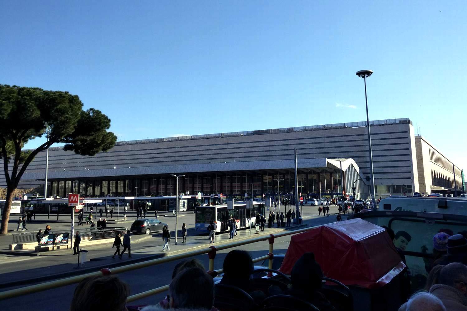 Вокзал Термини днём, похоже, совершенно безопасен... Рим — чересчур открытый город?