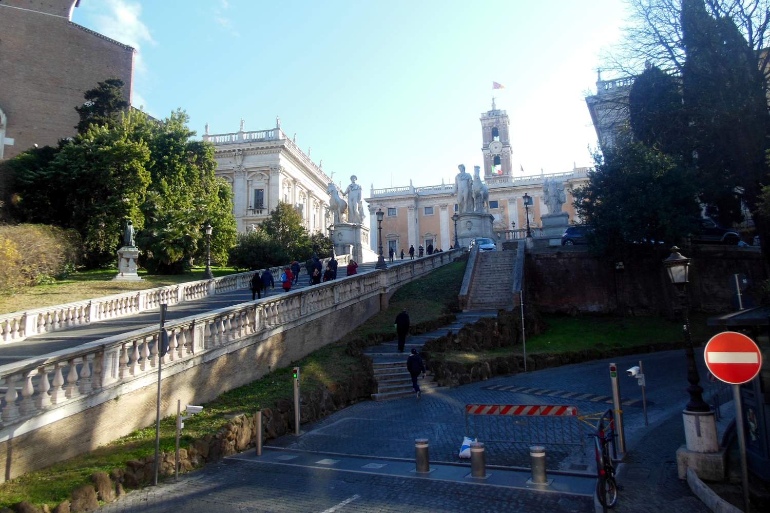 Микеланджело дожил лишь до завершения пандуса, ведущего к Капитолию. Этих лестниц он не увидел...