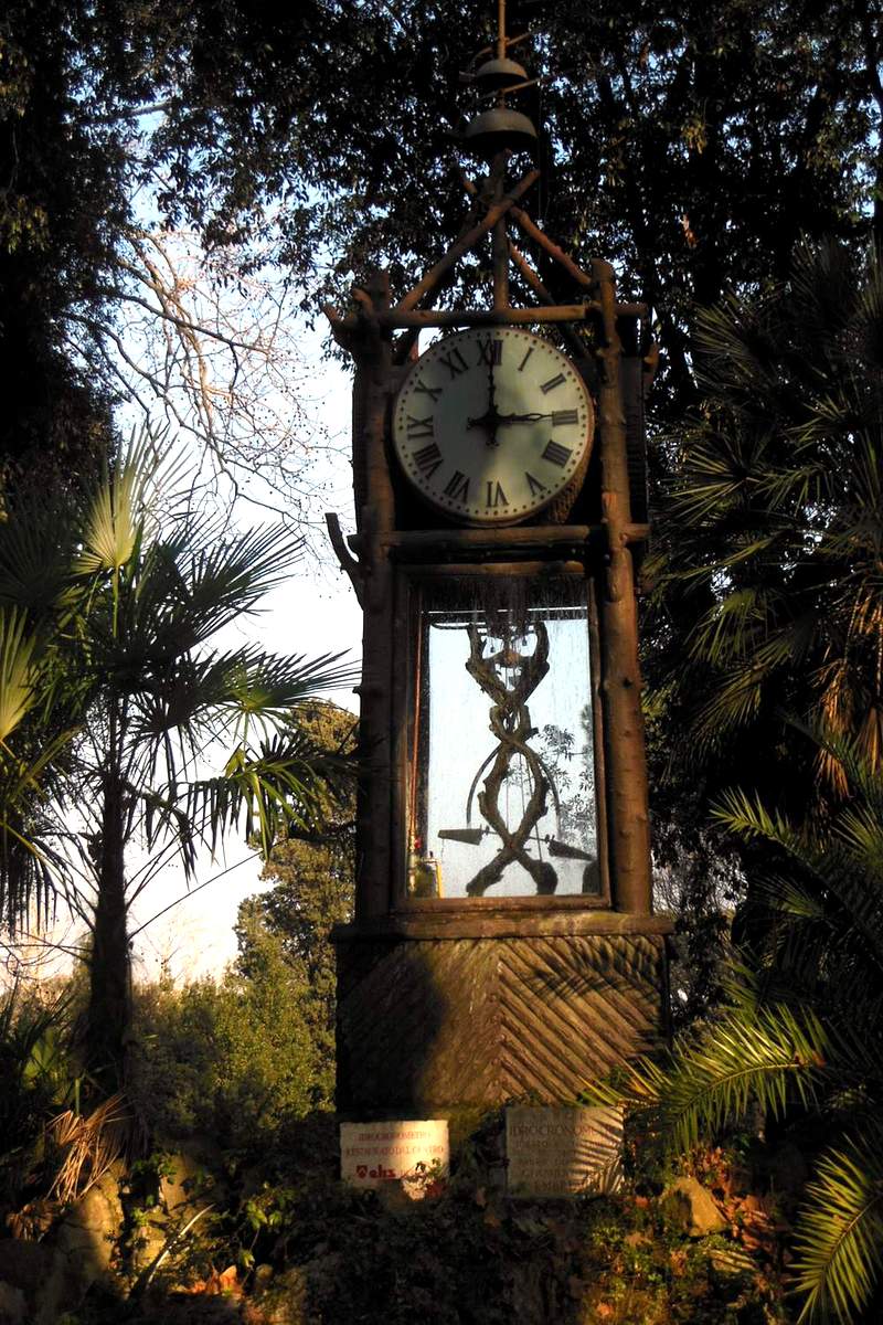 Солнечные часы — один из знаковых экспонатов Виллы Боргезе.