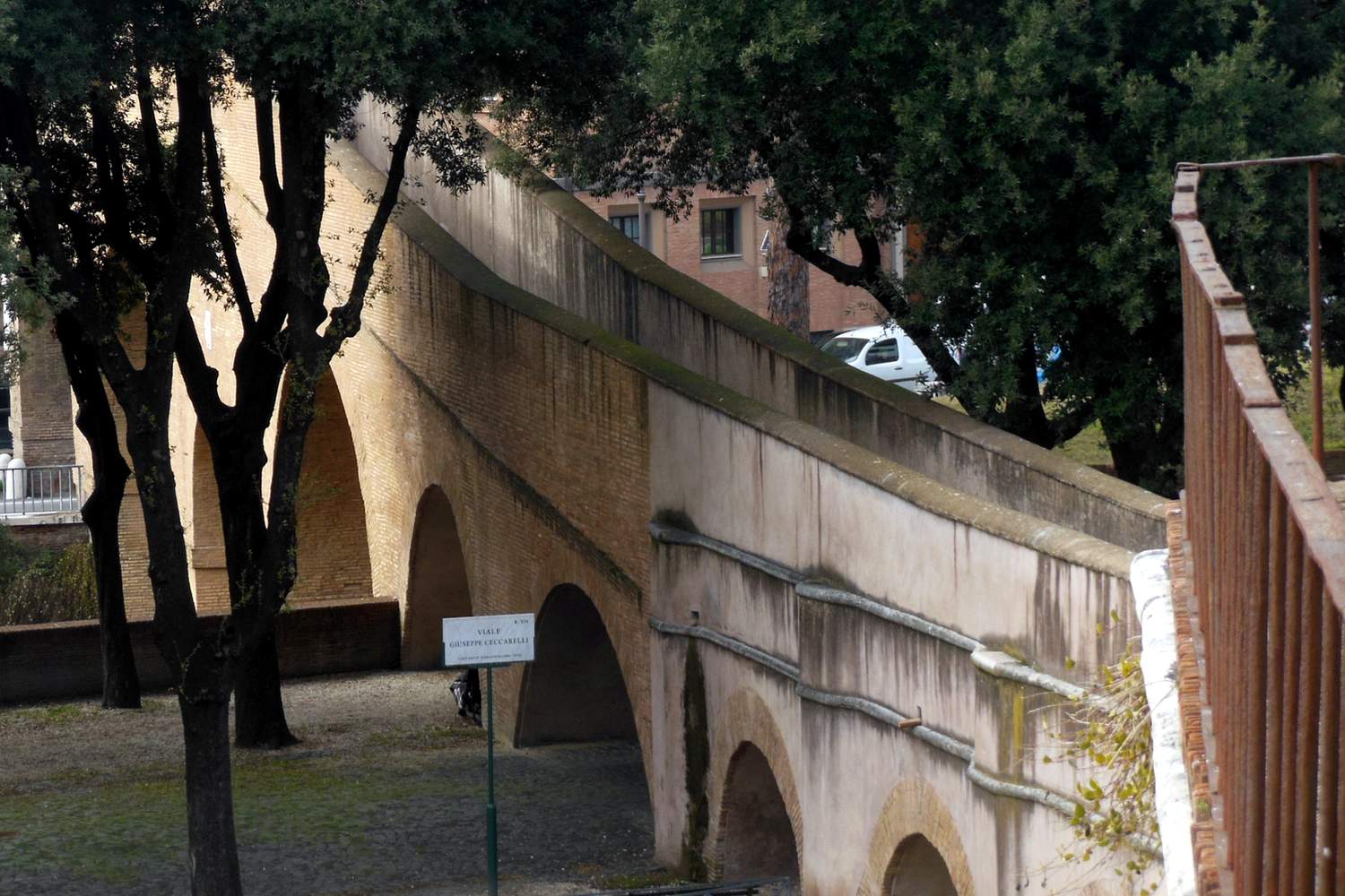 Этот тоннель — как отдельная улица из Ватикана к Замку Святого Ангела.