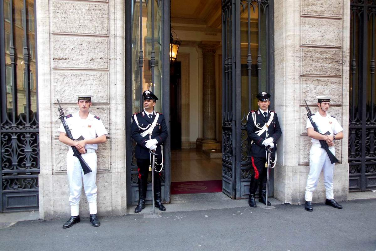Разные спецслужбы — разная униформа. Рим — чересчур открытый город?