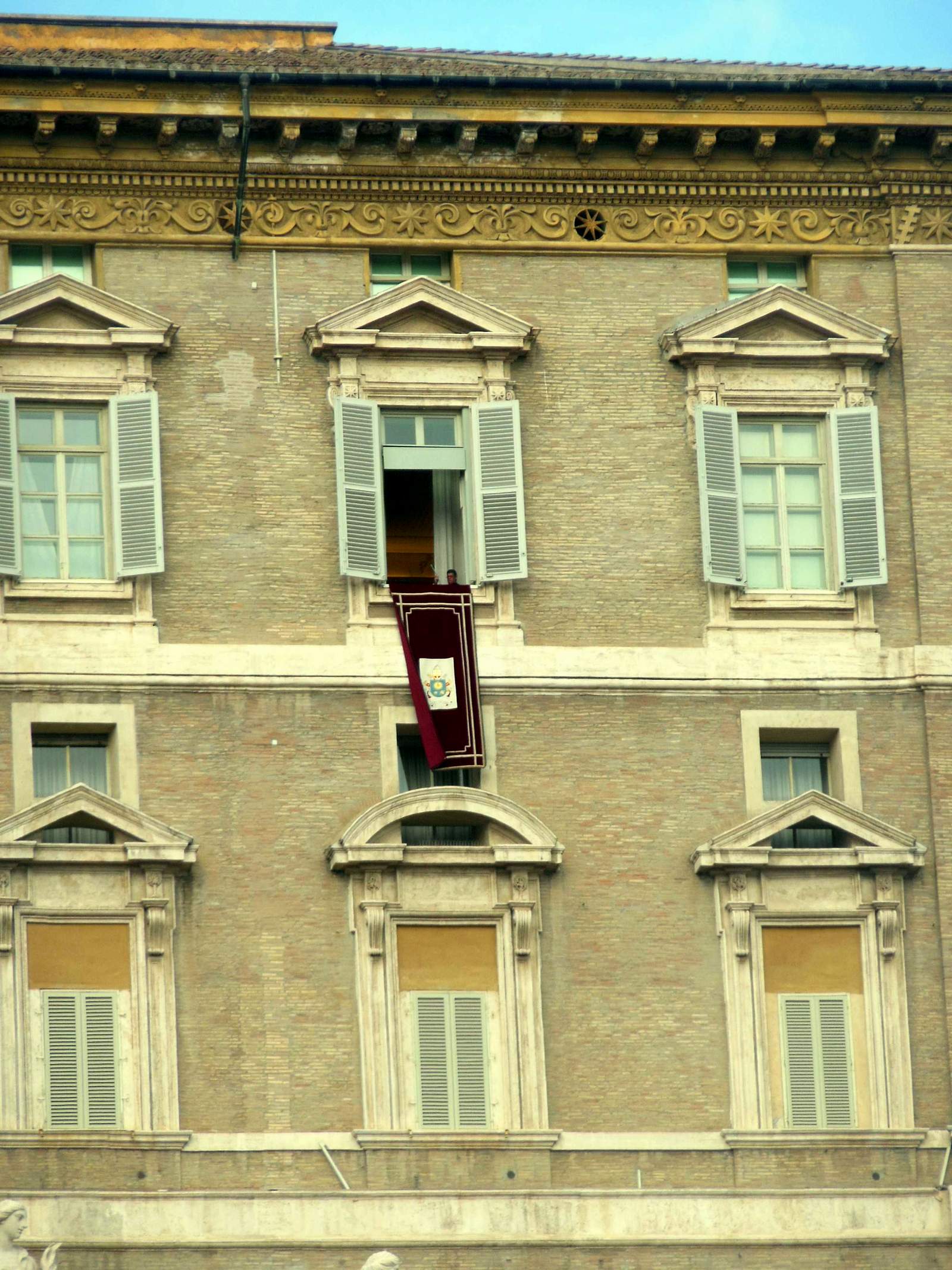 Открывшееся окно папских апартаментов...