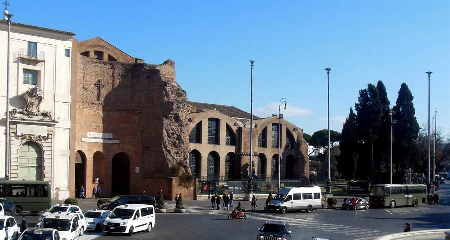 Церковь вмонтирована в стену бывших терм Диоклетиана.