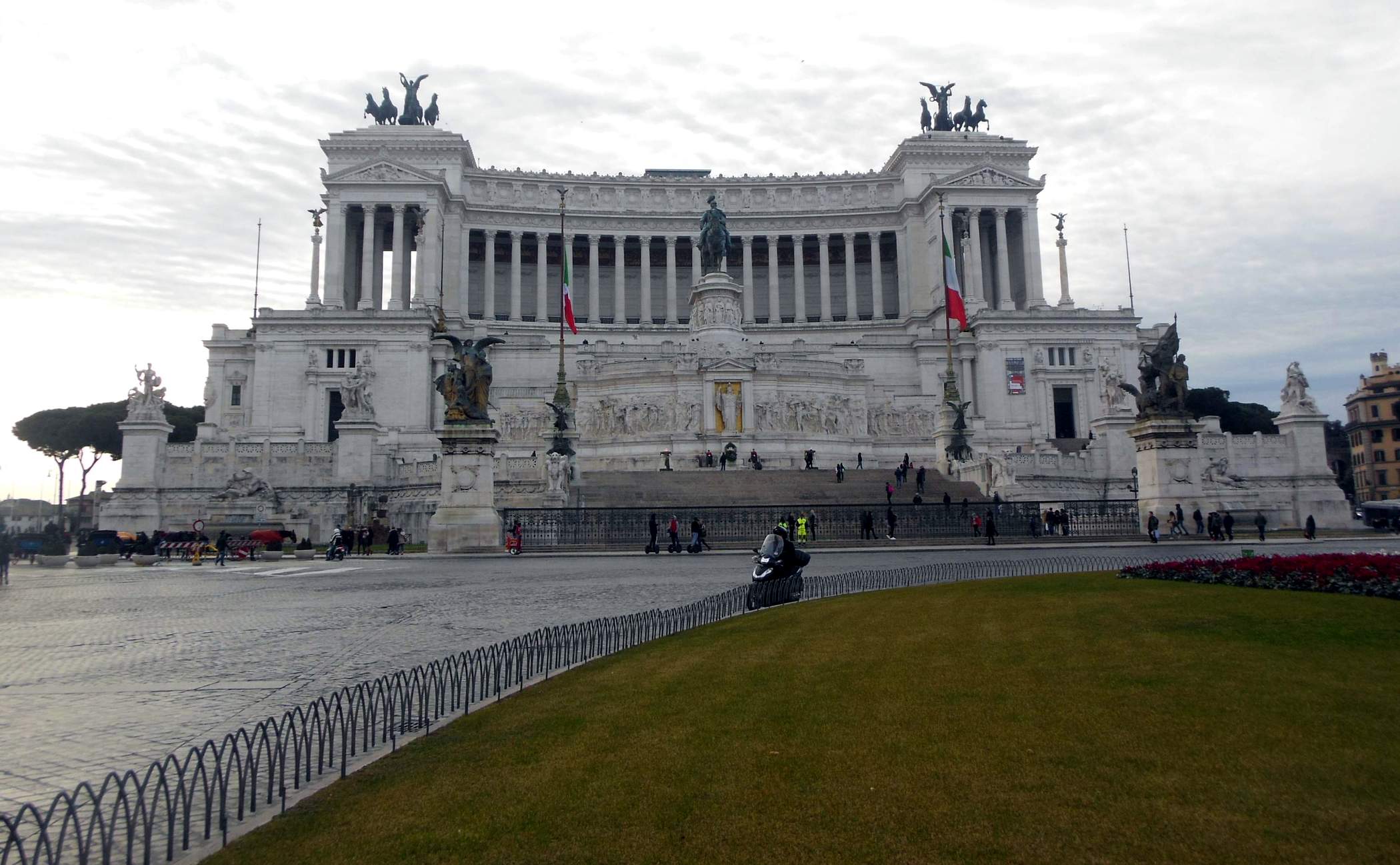 Монумент Виктора-Эммануила II очень строго и взыскательно смотрит на площадь Венеции.