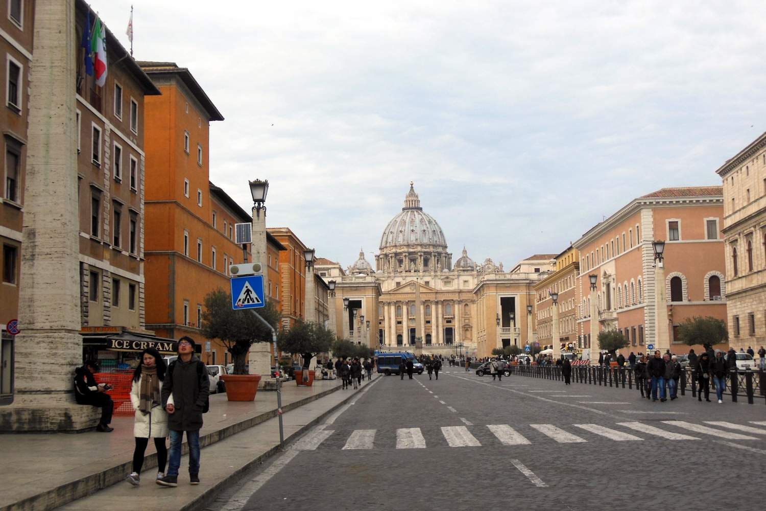 Колоннада площади Святого Петра по мере приближения к ней словно раскрывает объятия...