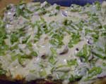 Пицца с базиликом, фетой и листями салата