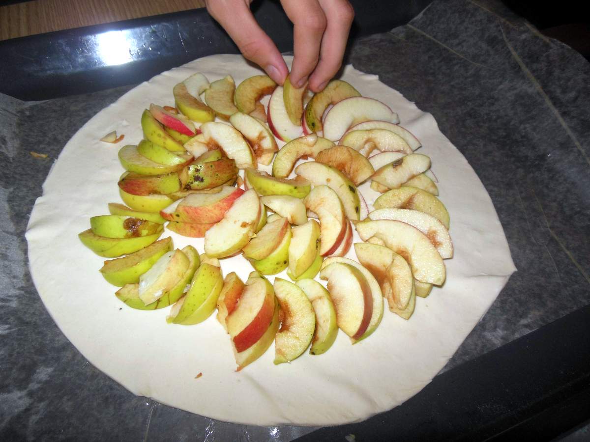 Разложить яблоки на первом слое теста