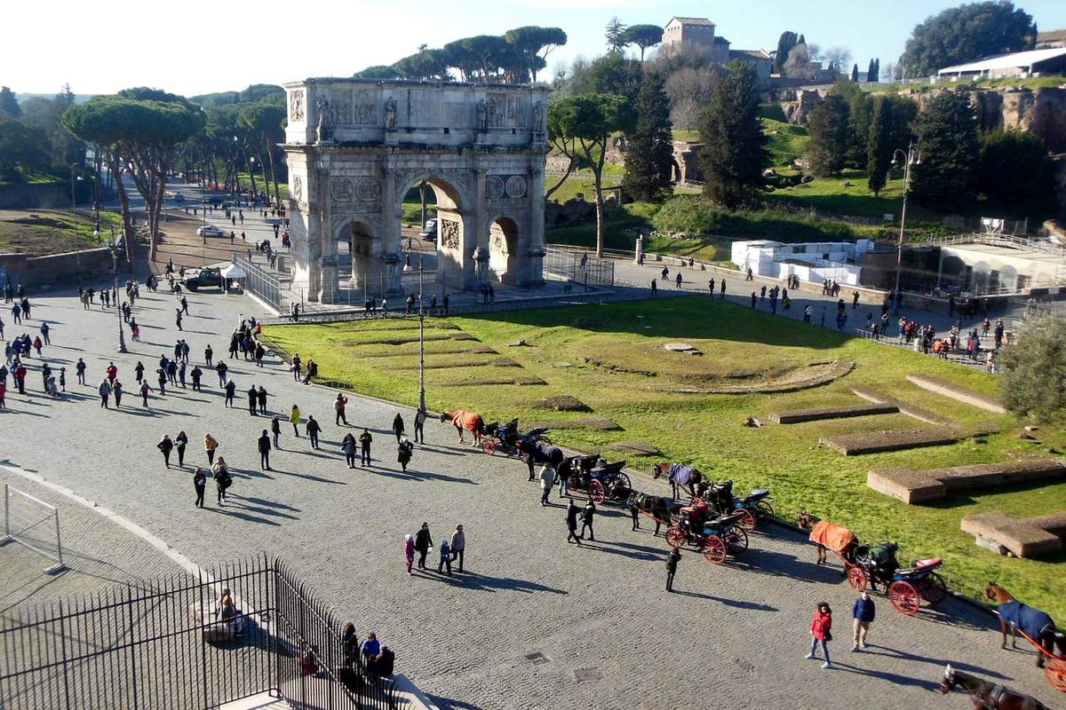 Арка Константина близ Колизея остаётся крупнейшей из дошедших до наших дней триумфальных арок.
