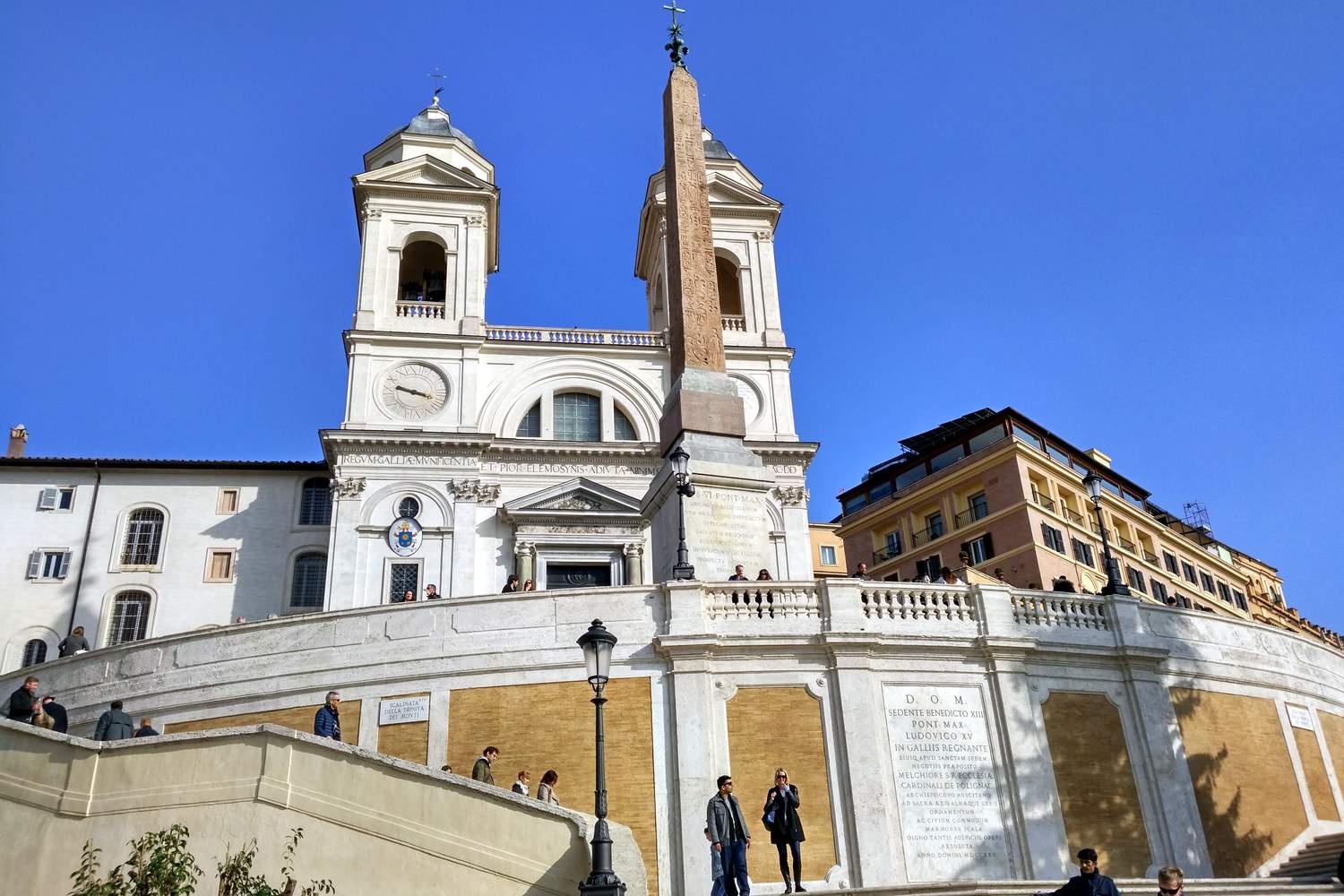 Этот храм так и называется — Santissima Trinita dei Monti — Церковь Пресвятой Троицы на горе.