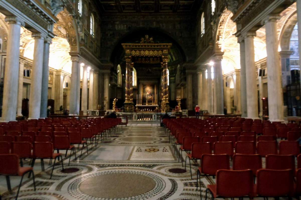 Главная достопримечательность церкви, как ни странно... мозаичные панно на полу. Самые красивые из дошедших из V века.
