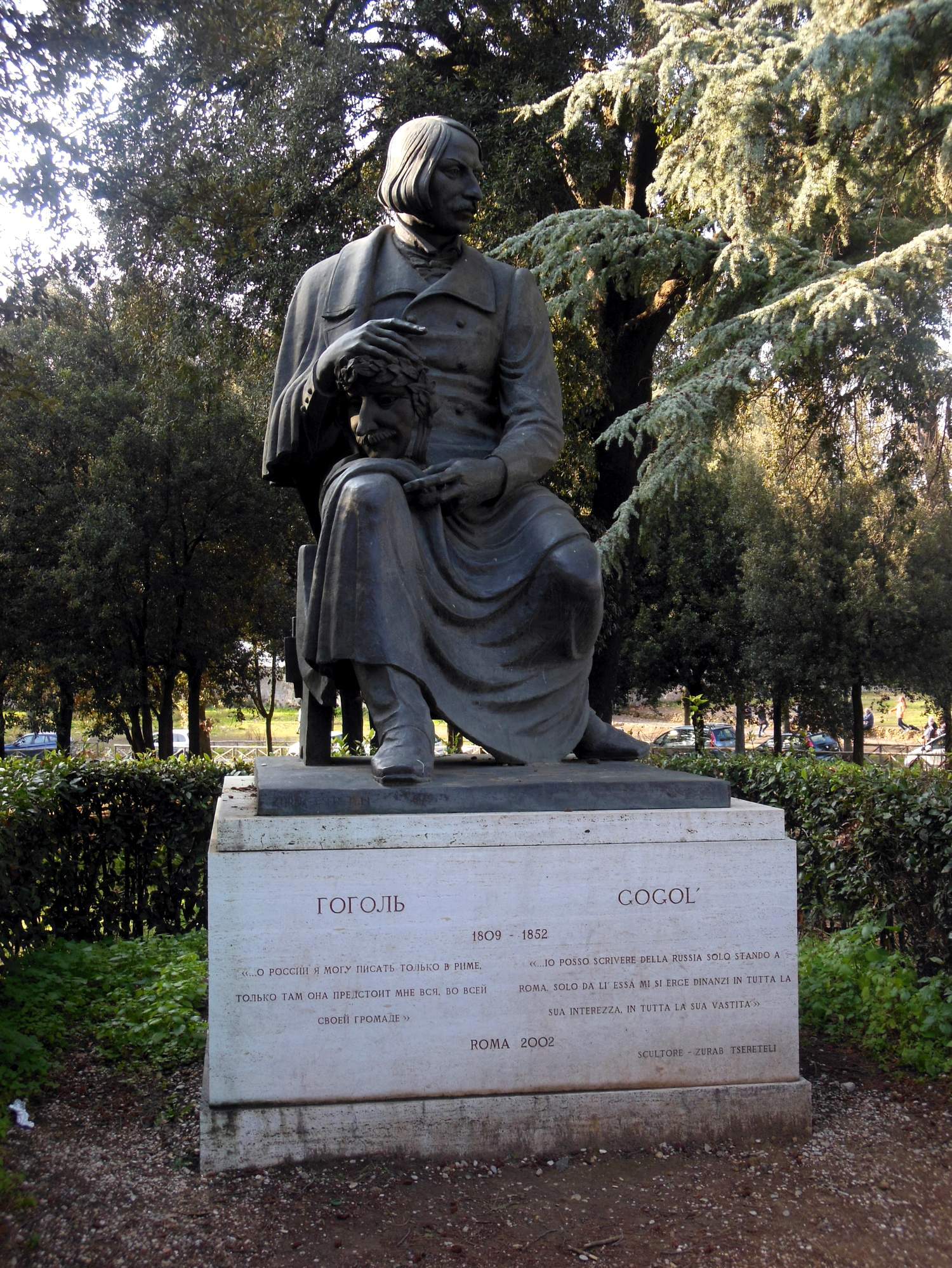 Просто Гоголь. Памятник 2002 года. Творение Зураба Церетели, скромный такой габарит...