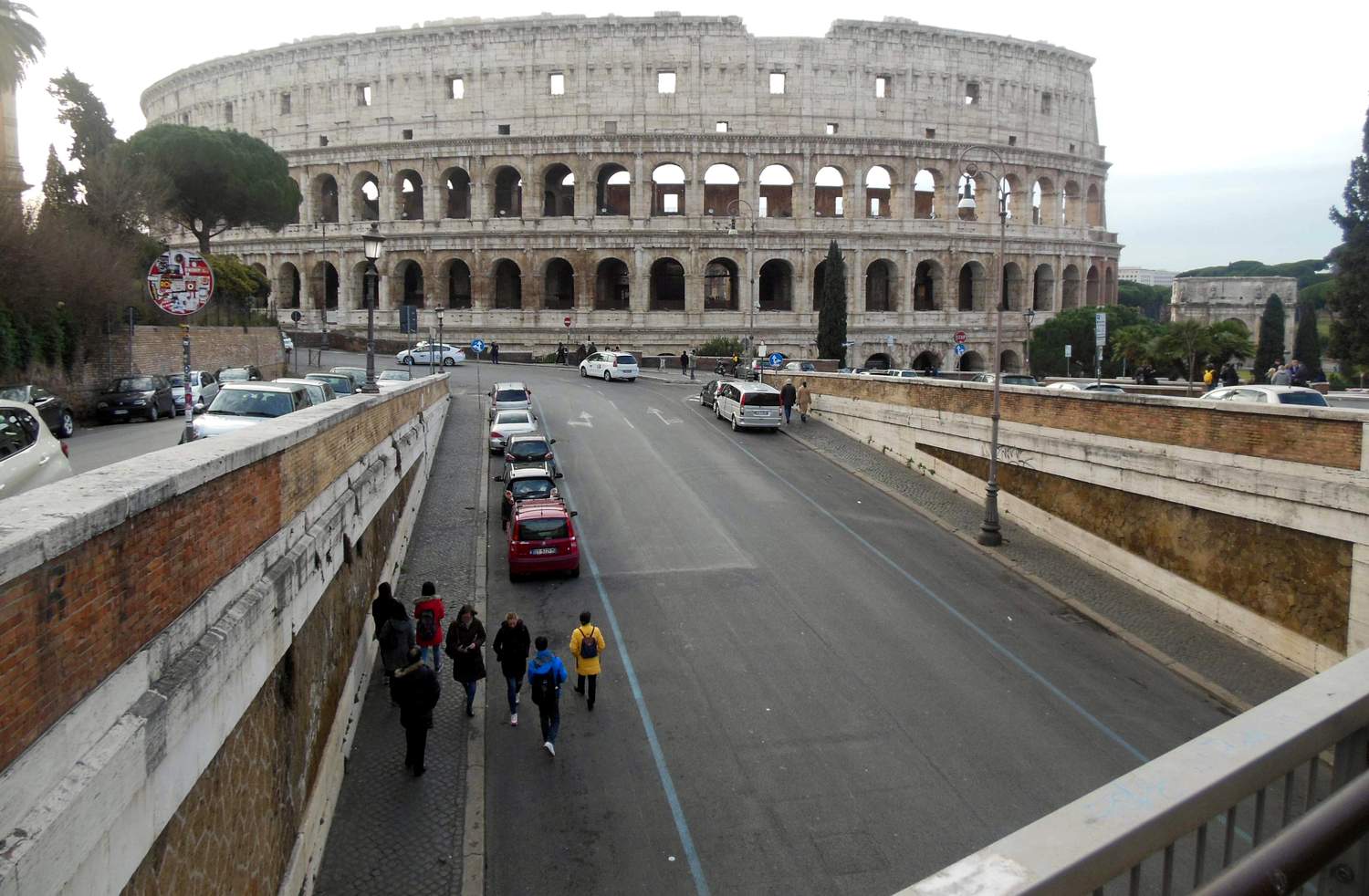 Если все мировые дороги ведут в Рим, то все римские — обязательно к Колизею.