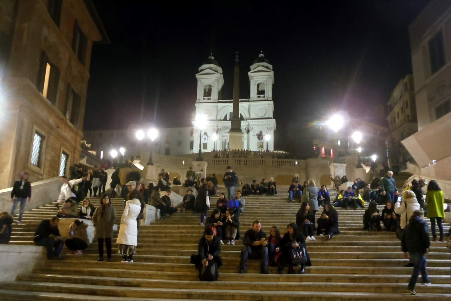 Испанская лестница даже ночью остаётся местом сбора.