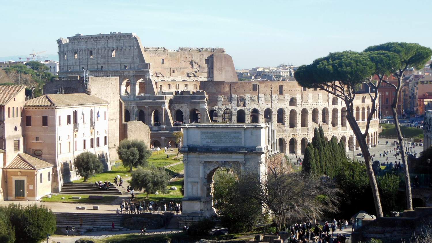 Вид на Колизей со смотровой площадки Палатина.