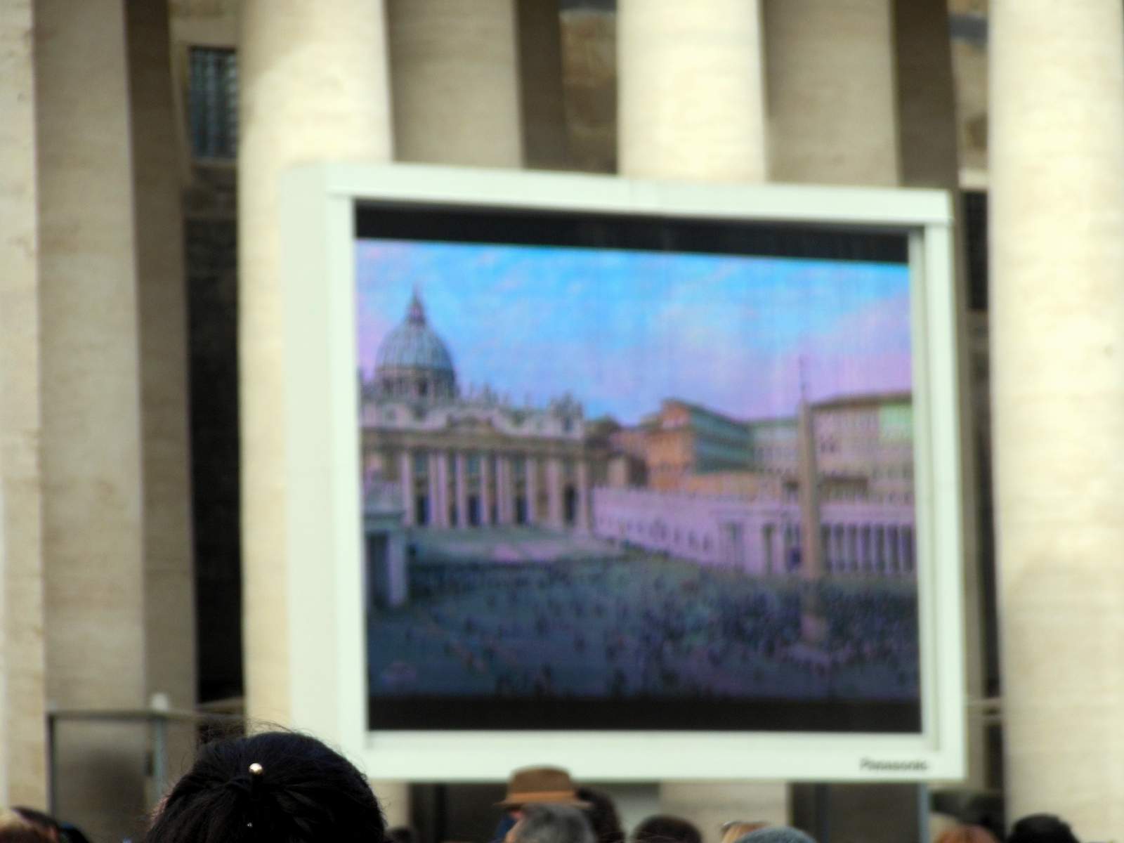 На этих экранах перед собором будет транслироваться выступление папы римского.
