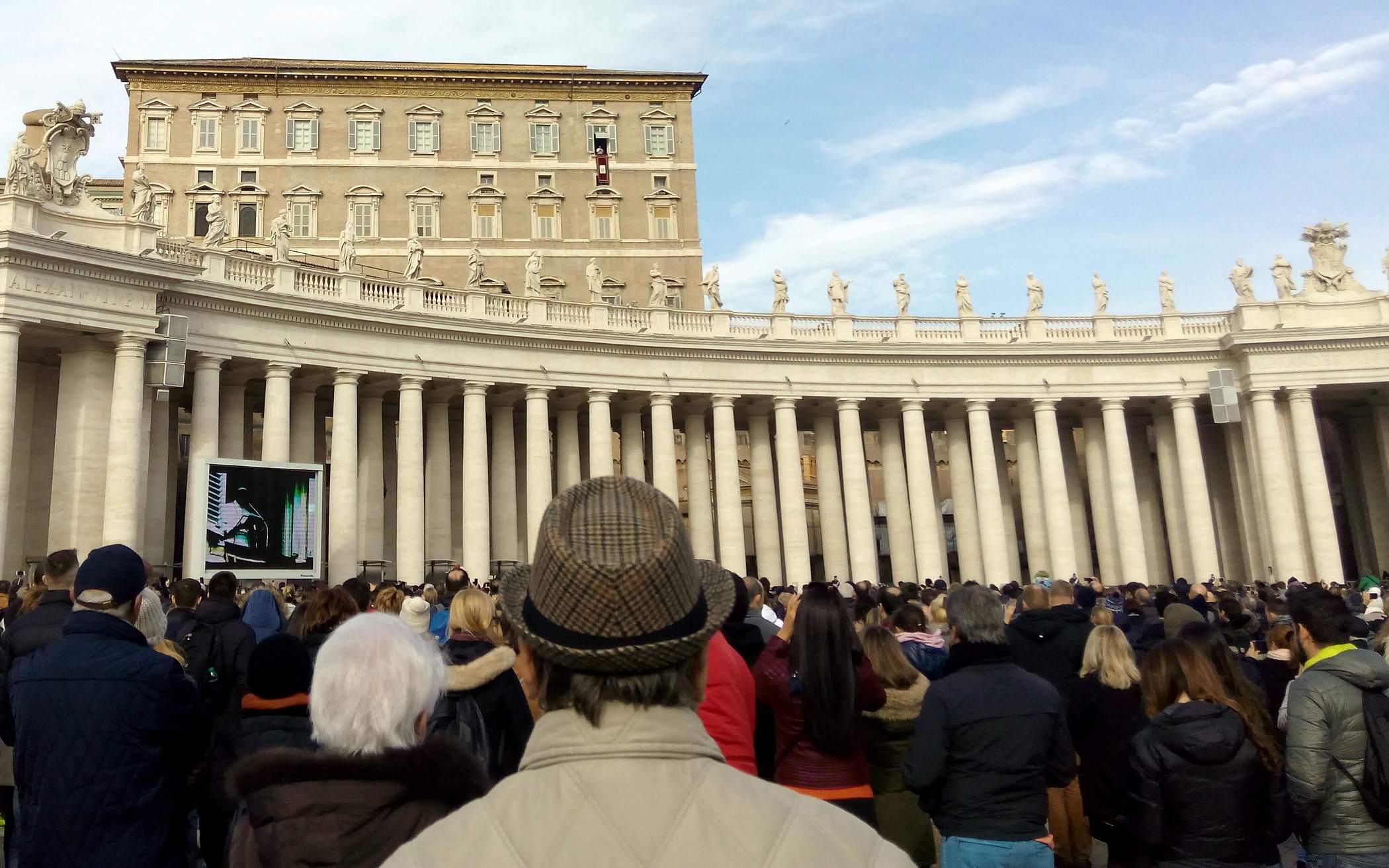 После воскресной проповеди папа приветствует отдельные делегации среди паствы.