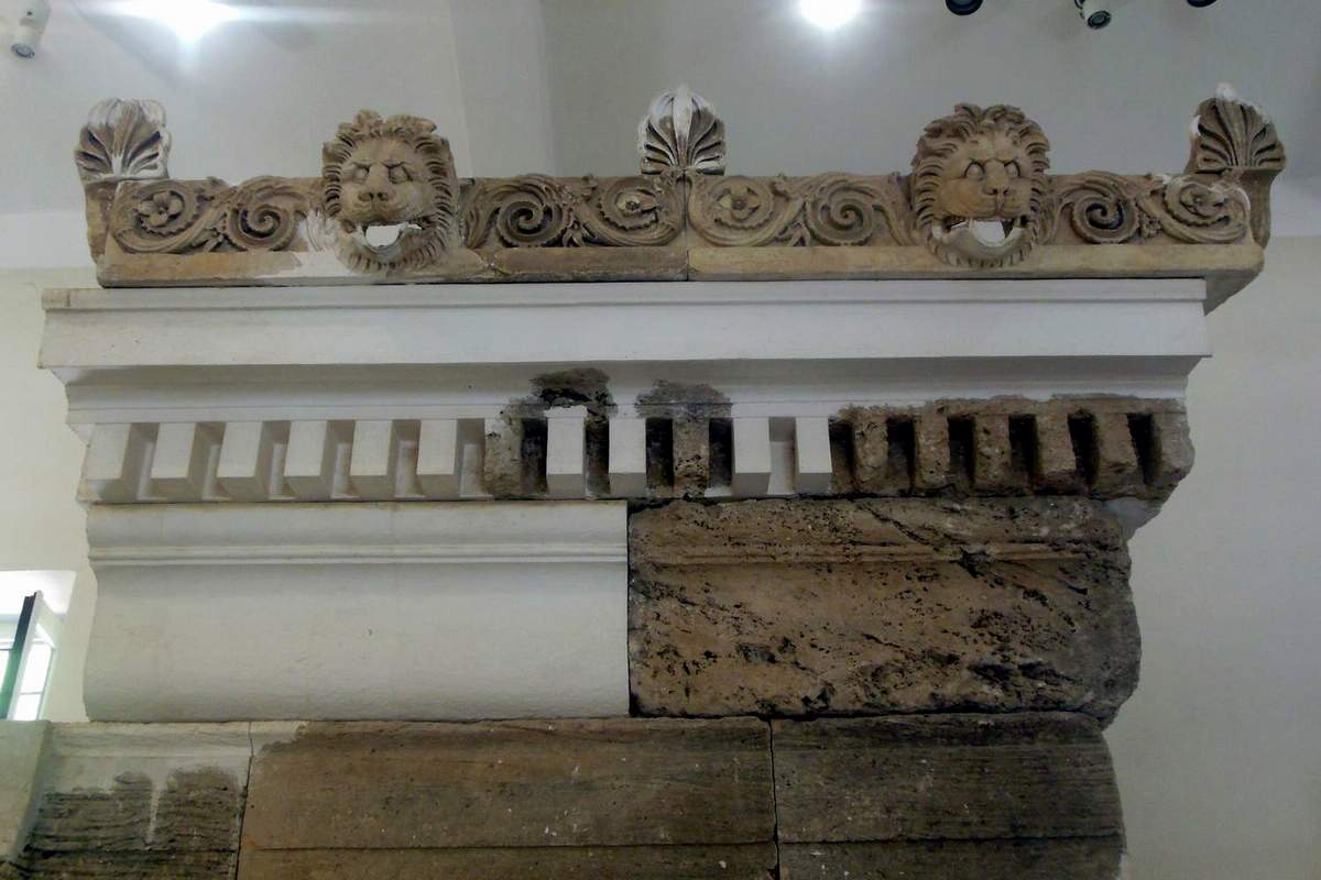 Капитель колонны вырезана древним мастером, дополнена — современным.