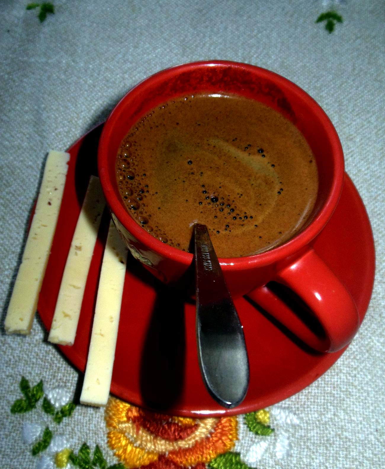 К такому кофе и сыр лучше всего греческий, твёрдая фета, например